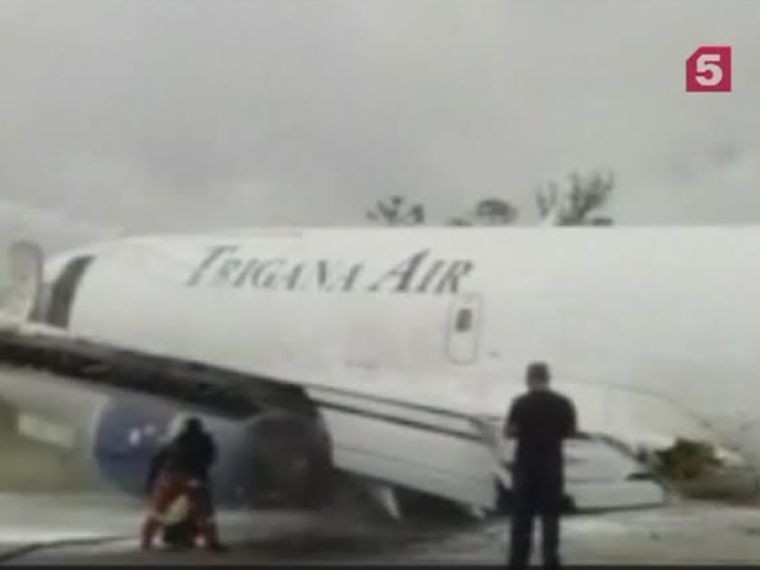 В Индонезии грузовой самолет смог приземлиться без задних шасси