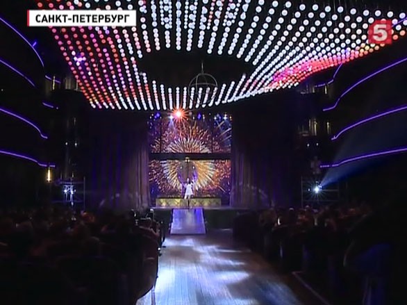 Софи Элисс-Бекстор покорила зрителей в шоу "Фавориты луны" в Петербурге