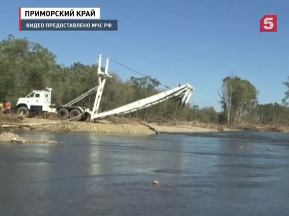 В Приморском крае МЧС устанавливает механизированный мост через реку Зеркальную