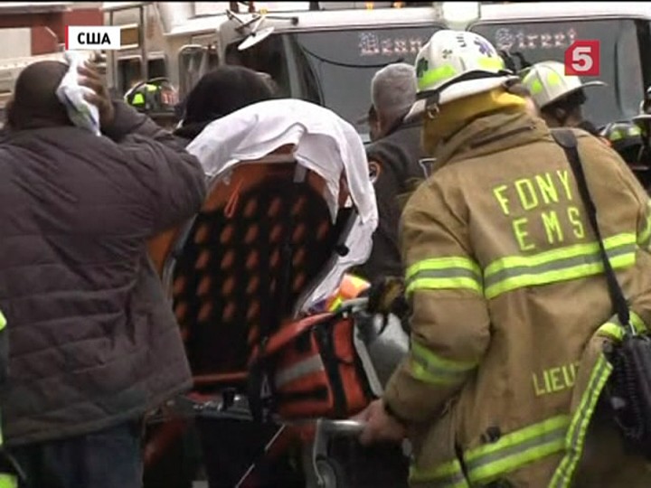 В Нью-Йорке сошел с рельсов поезд, пострадали больше 100 человек
