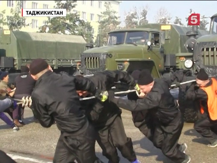 Российские и таджикские военные состязались в силовом экстриме и приготовлении плова