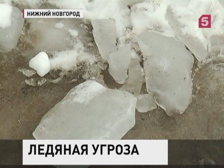 Глыба льда упала на парковку перед колледжем в Нижнем Новгороде