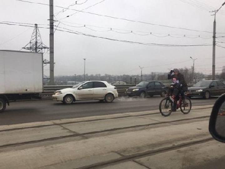 Жители Смоленска возмущены опасной ездой велосипедистки с ребенком на раме