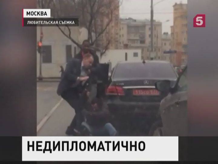 В Москве водитель Мерседеса посла Зимбабве избил пешехода