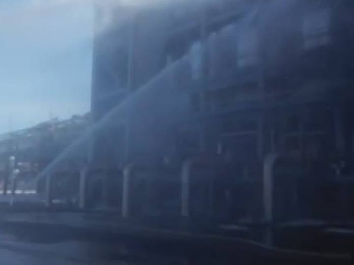 Для тушения пожара на химзаводе в Тольятти прибыл пожарный поезд