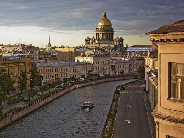 Петербург вошел в тройку популярных городов России на майские праздники