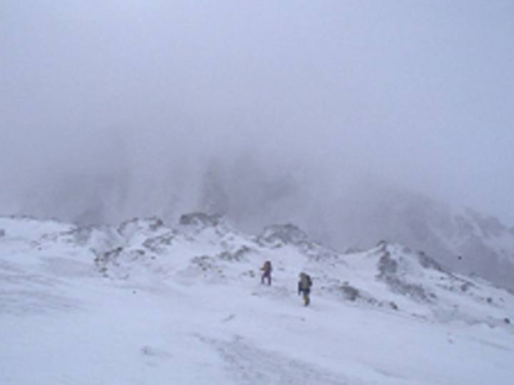 На западе Болгарии сошла лавина, под снегом один человек