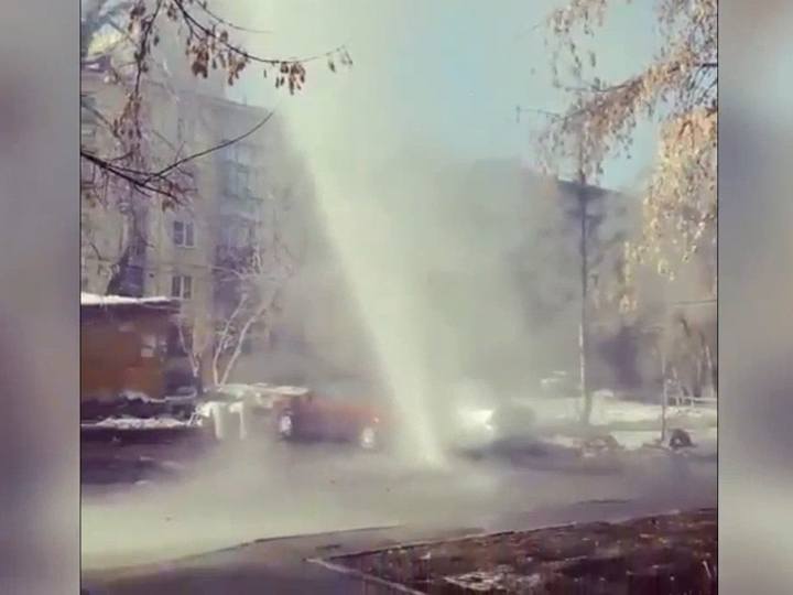 В центре Челябинска забил коммунальный фонтан ВИДЕО