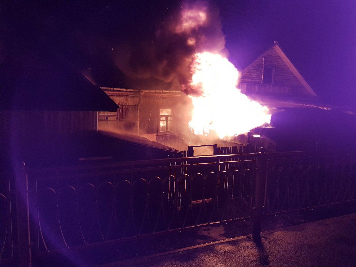 Огонь полностью уничтожил жилой дом под Петербургом ВИДЕО