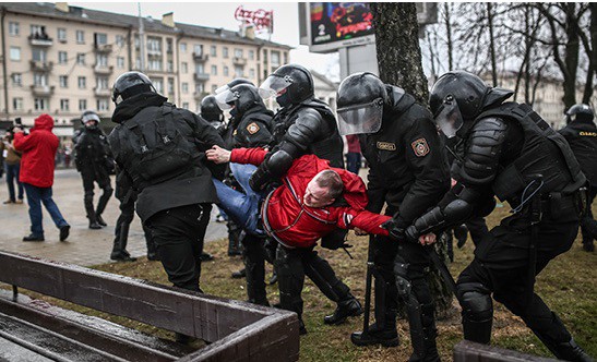 Массовыми задержаниями закончились митинги в Минске ВИДЕО