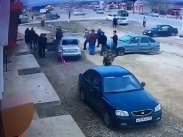 Шокирующее ДТП в Чечне: водителя выбросило из окна машины ВИДЕО