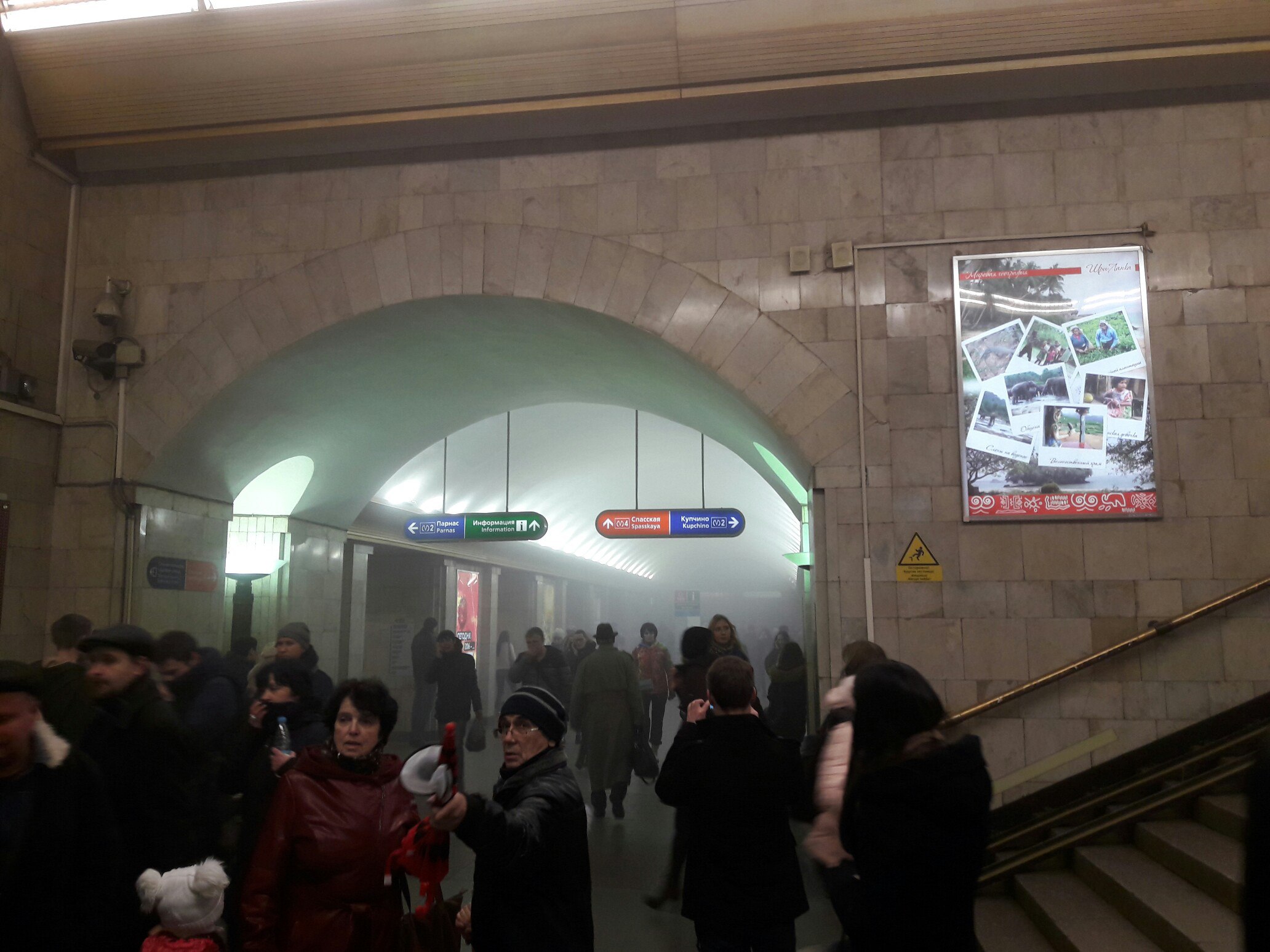 Очевидцы: взрыв в Петербургском метро. Есть жертвы