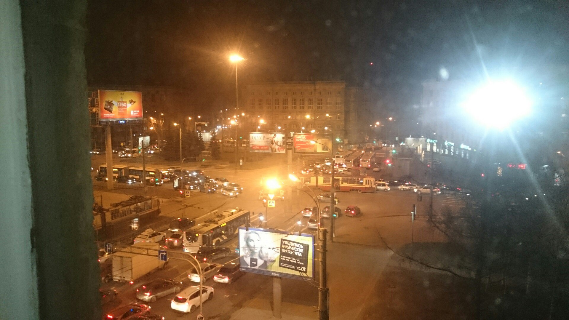 Общественный транспорт устроил коллапс на площади в Петербурге