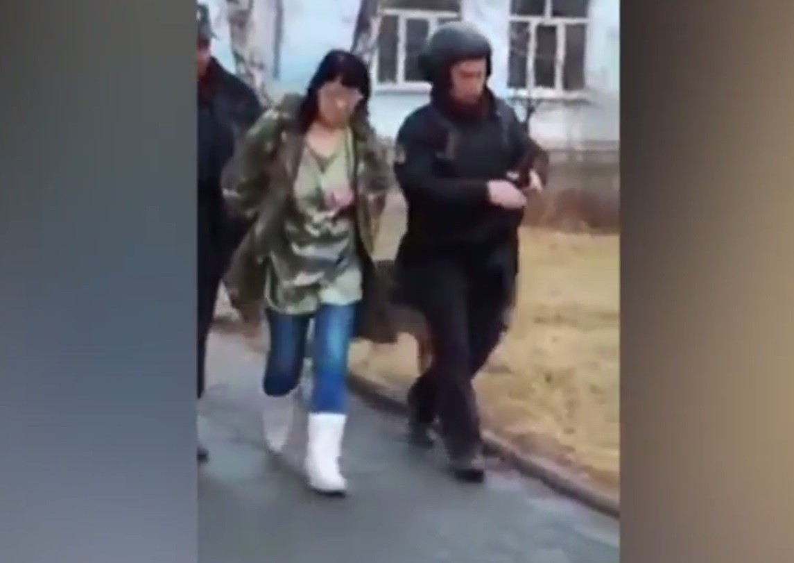 Вооруженную обрезом женщину задержали на территории школы в Ангарске ВИДЕО