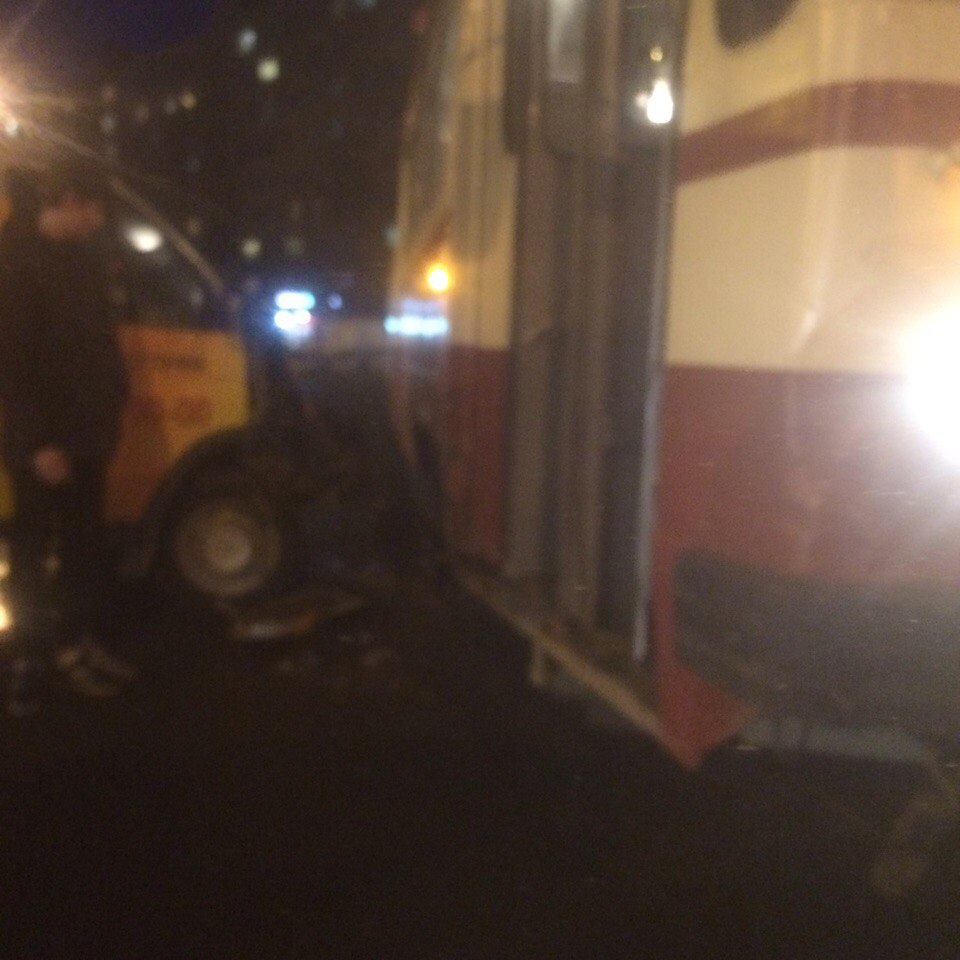 В Петербурге фургон протаранил трамвай ФОТО