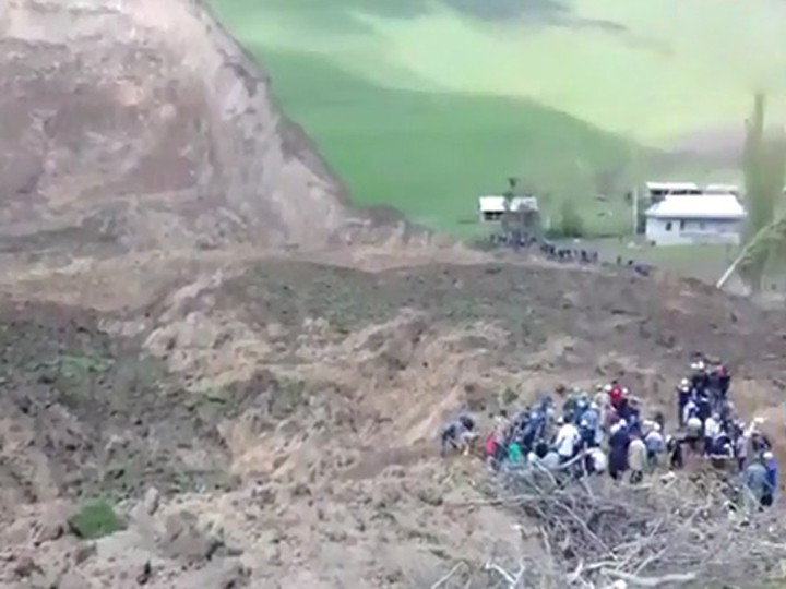 260 спасателей ищут людей под оползнем в Киргизии ВИДЕО