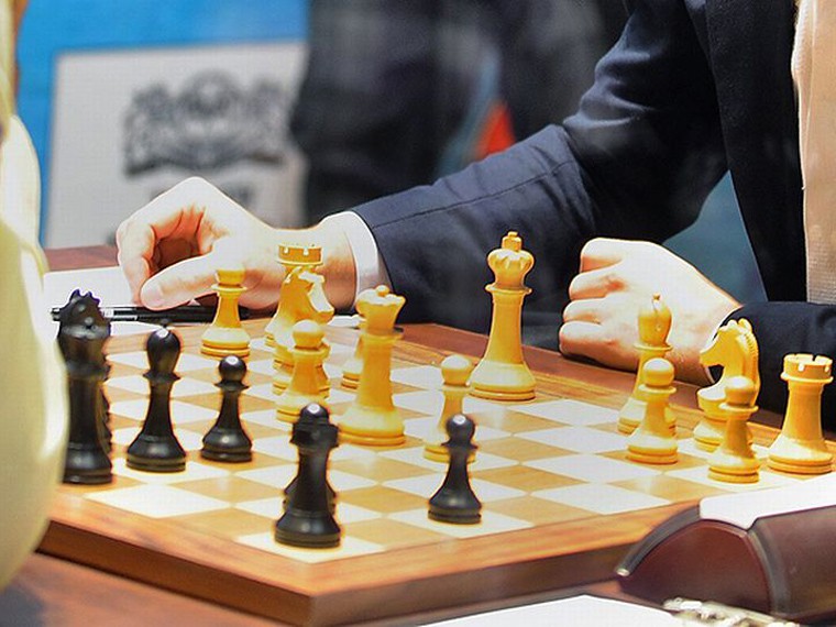 Юную шахматистку дисквалифицировали из-за «слишком соблазнительного» платья ФОТО