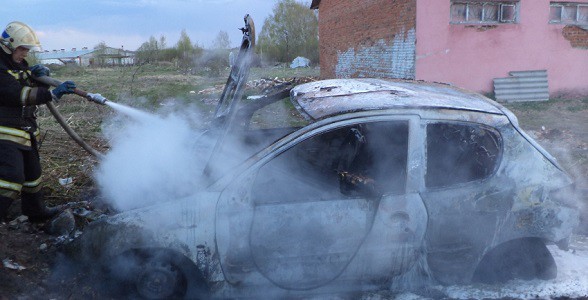 Инспектора ГИБДД сожгли в собственной машине