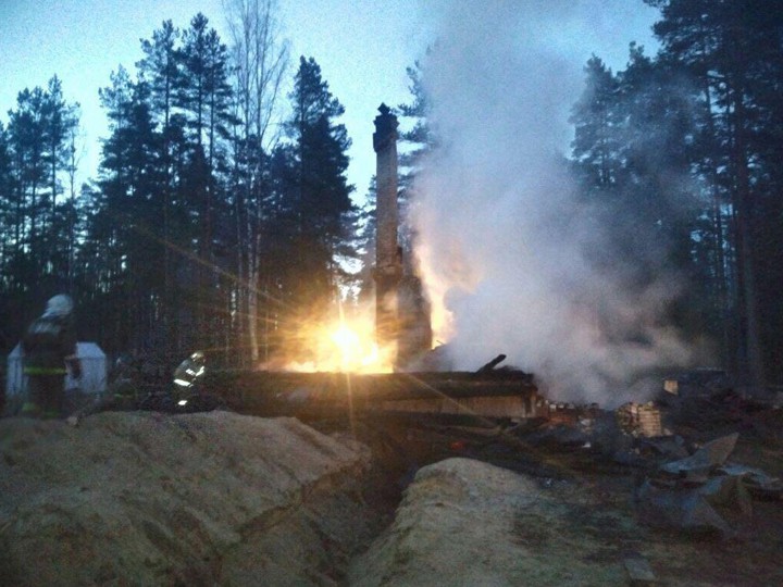 На месте пожара в Ленинградской области найдено тело пропавшего ребенка