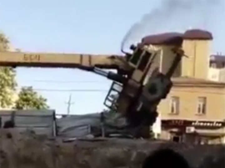В Дагестане рухнул подъёмный кран, переносивший трактор ВИДЕО