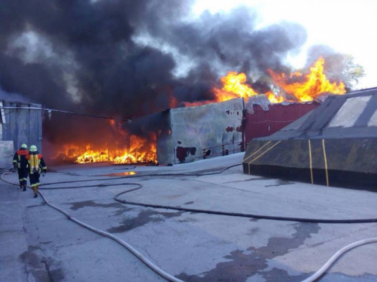 Площадь пожара на фабрике в Киевской области — 1500 кв.м