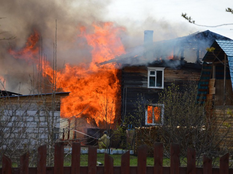 В Вологодской области несколько жилых домов сгорели дотла