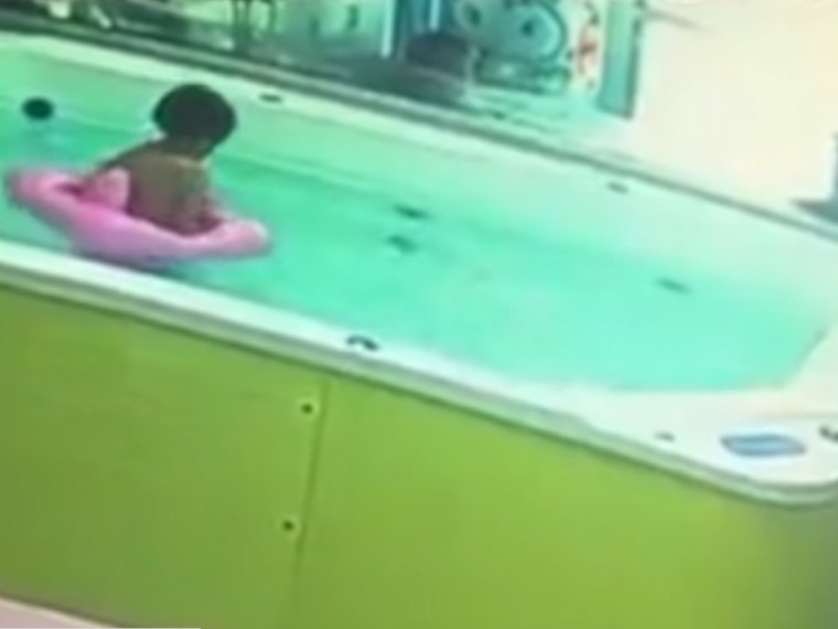 Шок-видео: ребёнок, оставленный без присмотра, чуть не утонул в бассейне