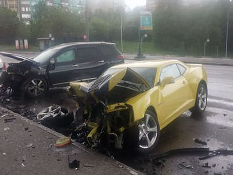 Больно смотреть: мажор уничтожил элитный автомобиль в Москве