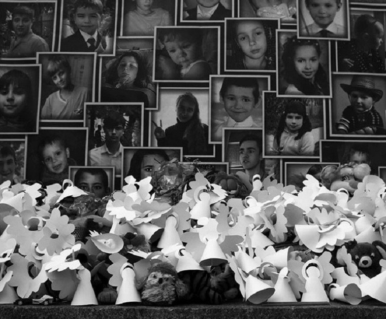 Больше десяти тысяч человек по всему миру почтили память погибших детей Донбасса. Фоторепортаж Пятого канала