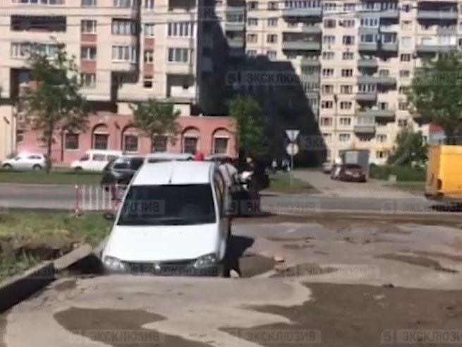 Иномарка провалилась под землю в Петербурге