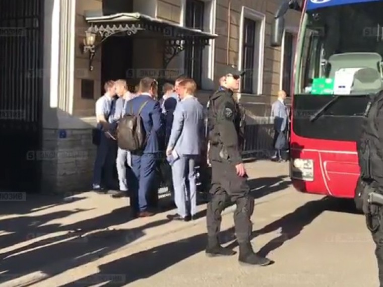 Футболисты Сборной России прибыли в отель в центре Петербурга  
