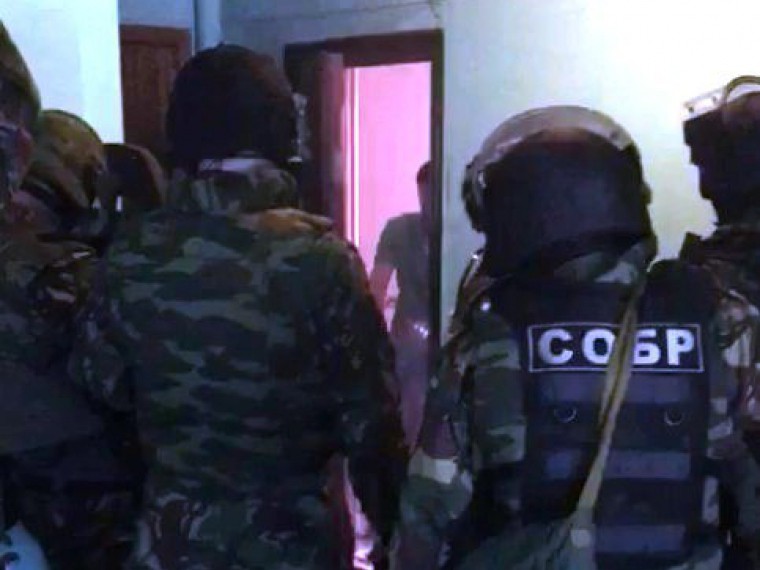 В Петербурге СОБР задержал троих мужчин, устроивших стрельбу в квартире на Серебристом бульваре
