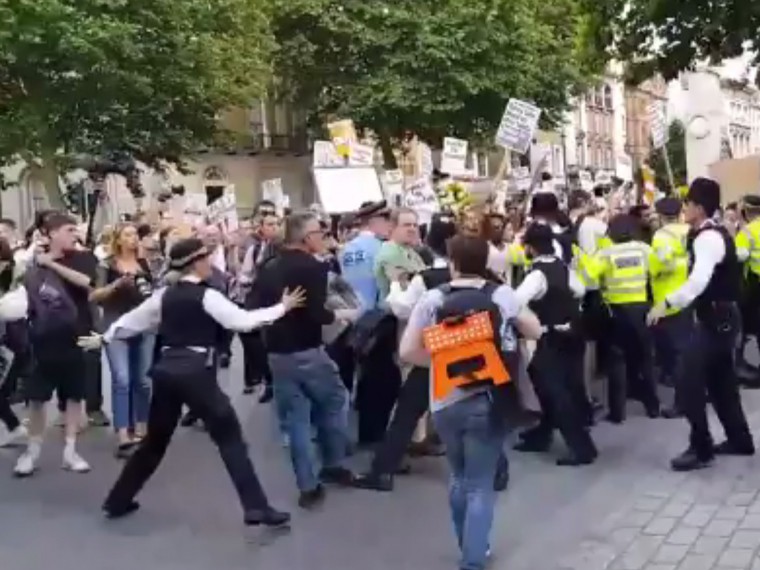 Обстановка в Лондоне накаляется — протестующие все агрессивнее