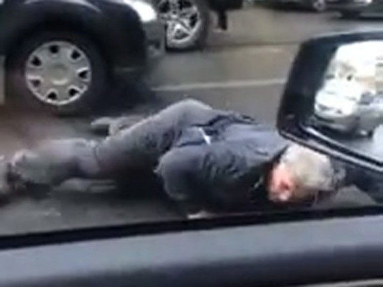 В Петербурге дорожный конфликт с пенсионером сняли на видео