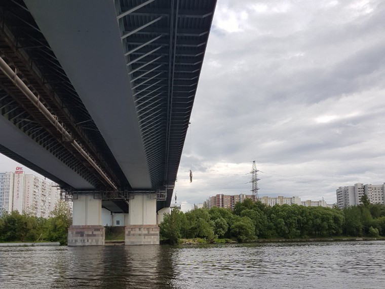 На Братеевском мосту в Москве найден повешенным мужчина