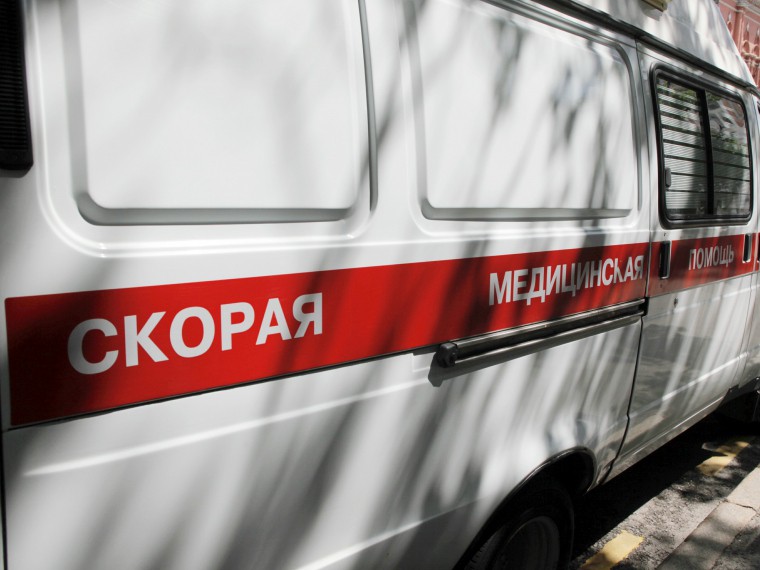 Оторвавшийся прицеп сбил трех женщин на остановке в Подмосковье
