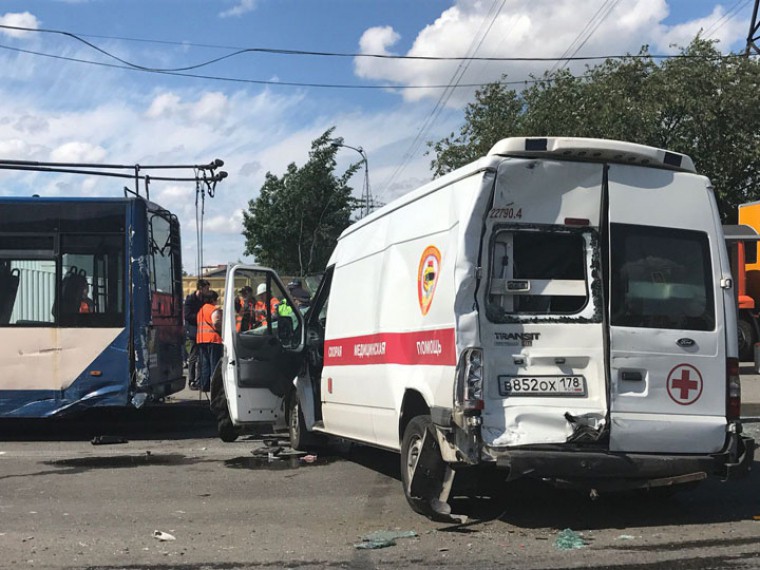 Скорая, мусоровоз и троллейбус не поделили проспект в Петербурге