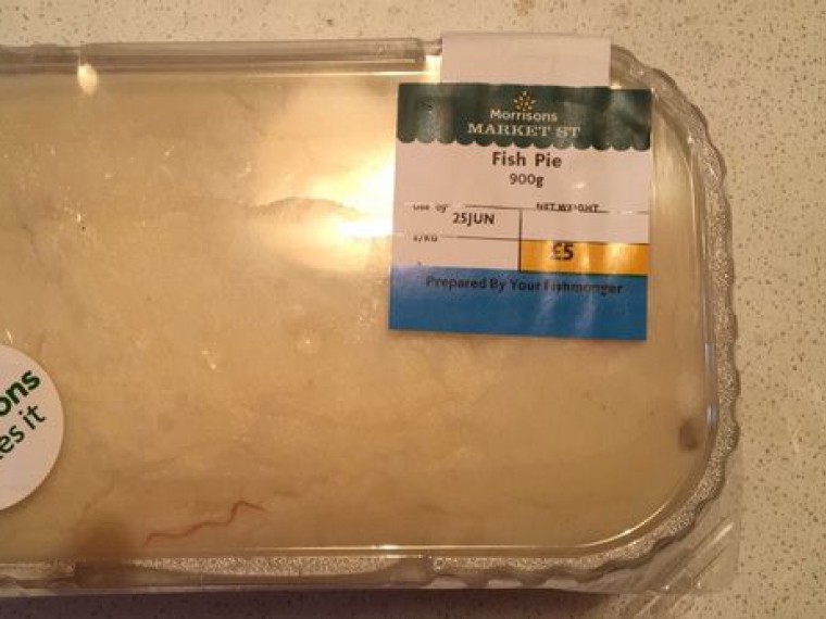 Англичанка нашла живого червя в рыбном пироге из супермаркета