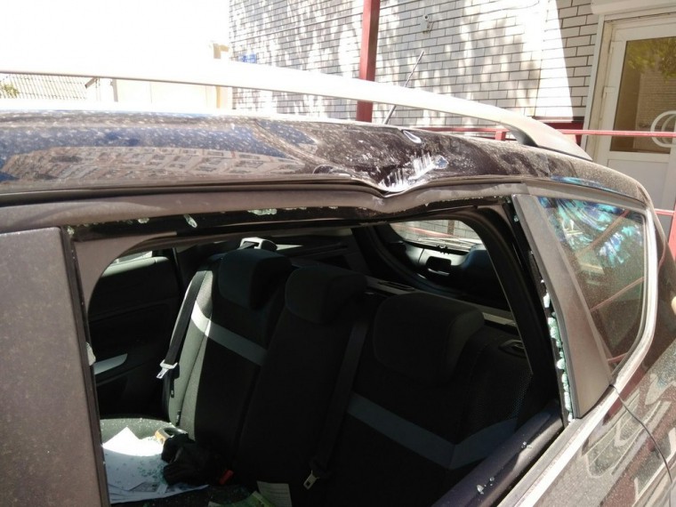 Автомобили в Воронеже «обстреливали» кирпичами, бутылками и банками с соленьями