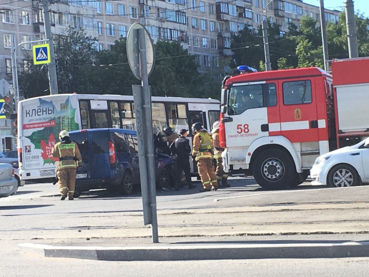 В Петербурге легковушка протаранила микроавтобус