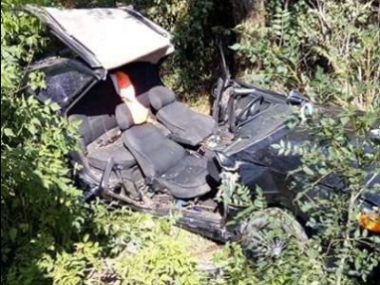 Страшная авария в Крыму: машина врезалась в дерево