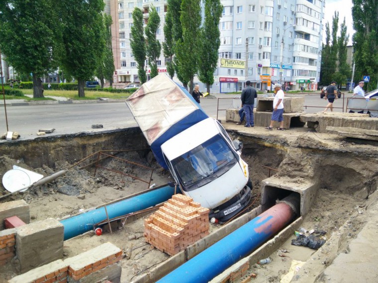 В Воронеже «ГАЗель» угодила в вырытую коммунальщиками яму