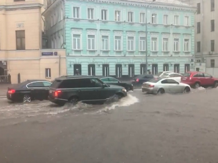 Москву снова затопило — кадры последствий ливня жители столицы выкладывают в сети