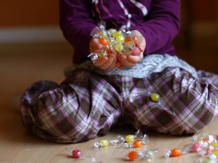 В Улан-Удэ женщина украла чужого ребенка приманив его конфетами