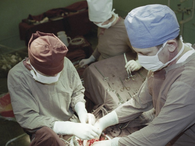 Пациентка астраханских хирургов год прожила с забытым внутри неё мединструментом