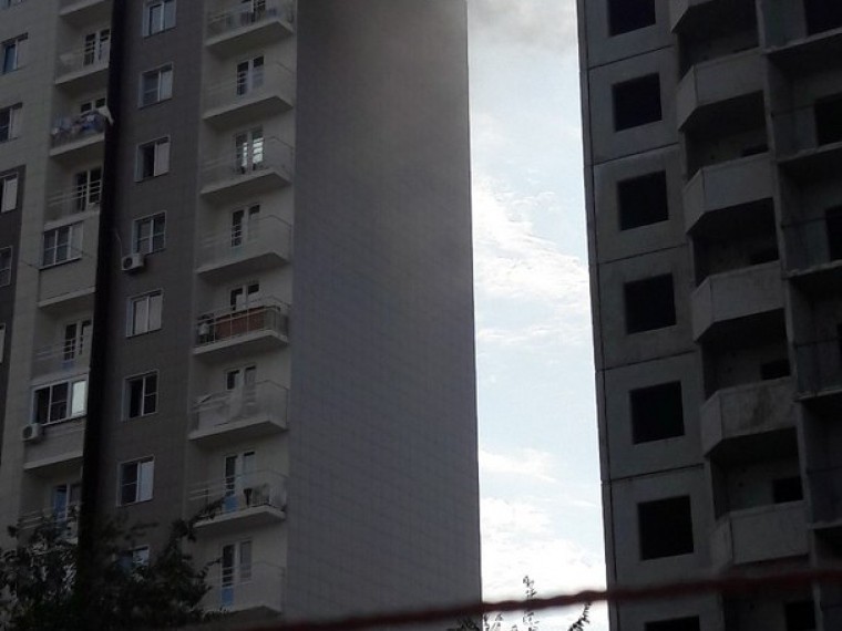 В Астрахани горит 16-этажный многоквартирный дом