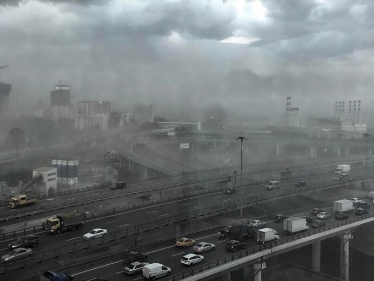 Новый ураган приближается к Москве. МЧС экстренно предупреждает о грозе и сильном ветре