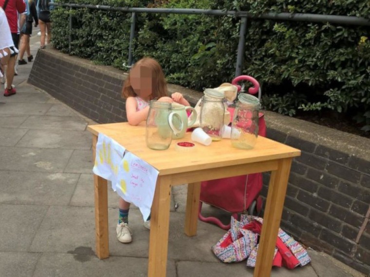 В Лондоне оштрафовали пятилетнюю девочку за торговлю лимонадом