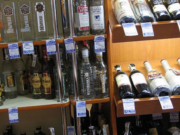 Офицер Росгвардии попался на переклеивании ценников на бутылках с алкоголем в магазине Брянска