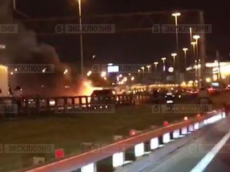 На Ленинградке в Москве от удара загорелись байк и автомобиль